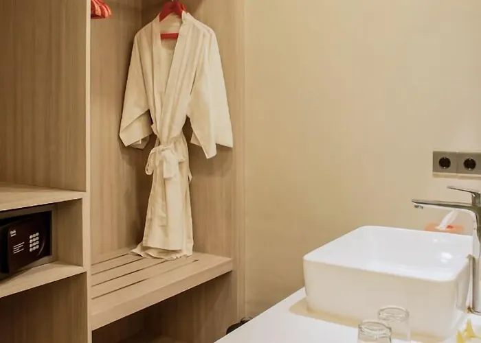 Отель Harris & Residences Riverview Kuta, Bali Кута